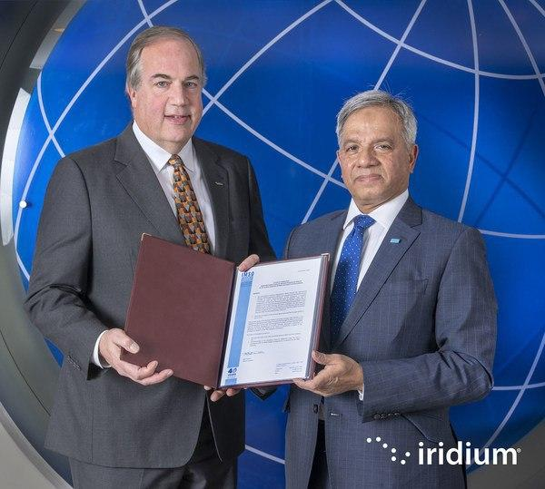 Руководитель Iridium Мэтт Дэш (Matt Desch) и генеральный директор IMSO, капитан Мойном Ахмедом (Moin Ahmed) на вручении Letter of Compliance